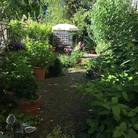 شقة Stylish Garden In